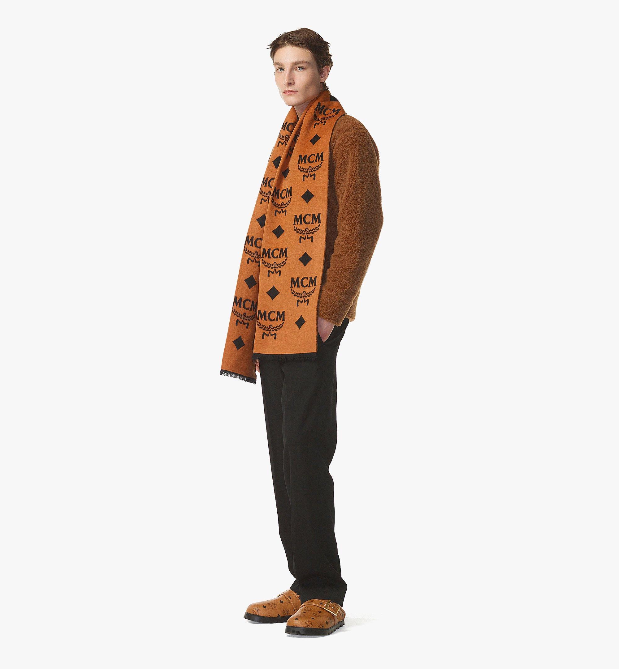 MCM 콘트라스트 모노그램 자카드 Resilk 스톨 Cognac MEFDAMM05CB001 다른 각도 보기 2