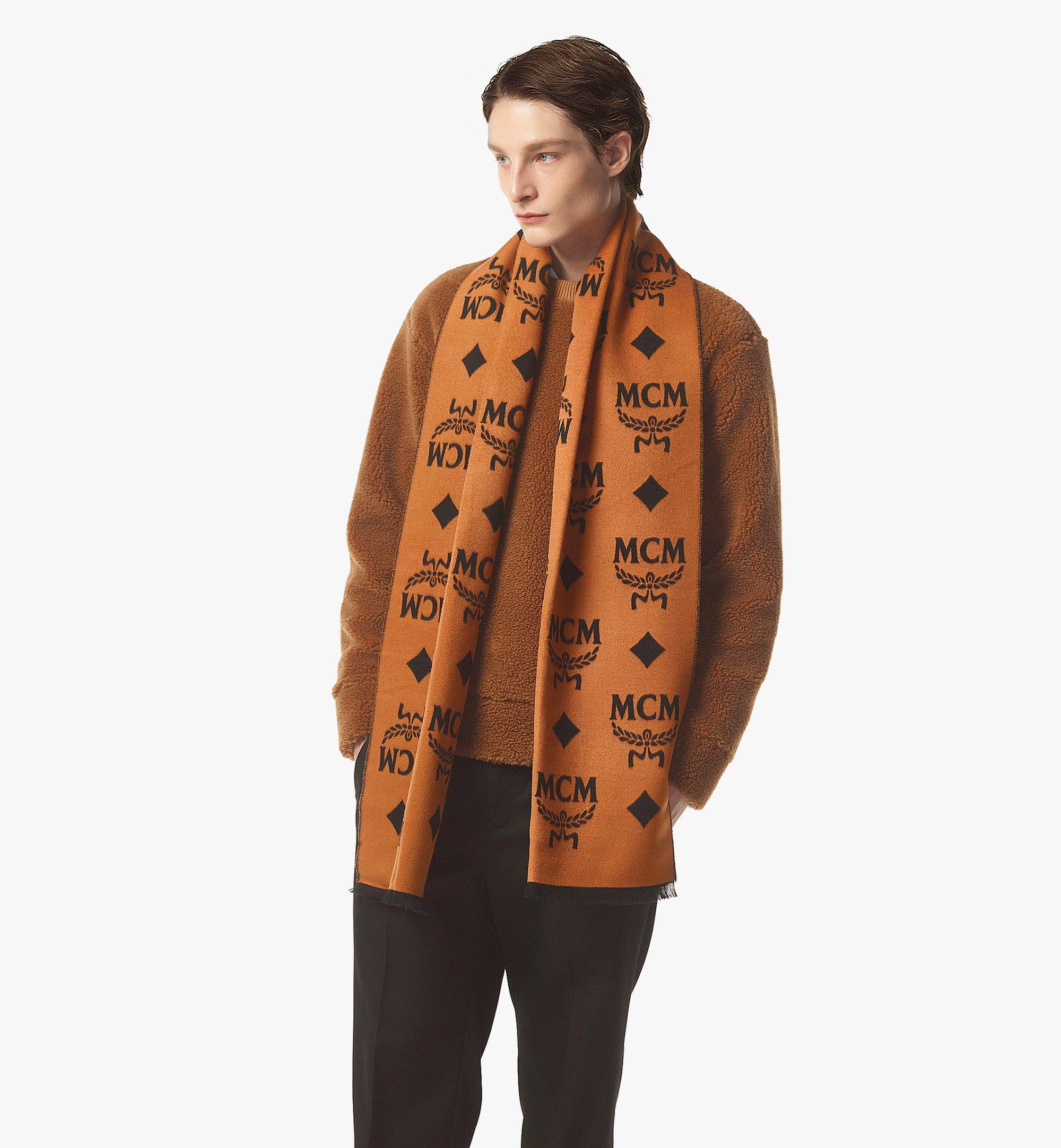 MCM 콘트라스트 모노그램 자카드 Resilk 스톨 Cognac MEFDAMM05CB001 다른 각도 보기 2