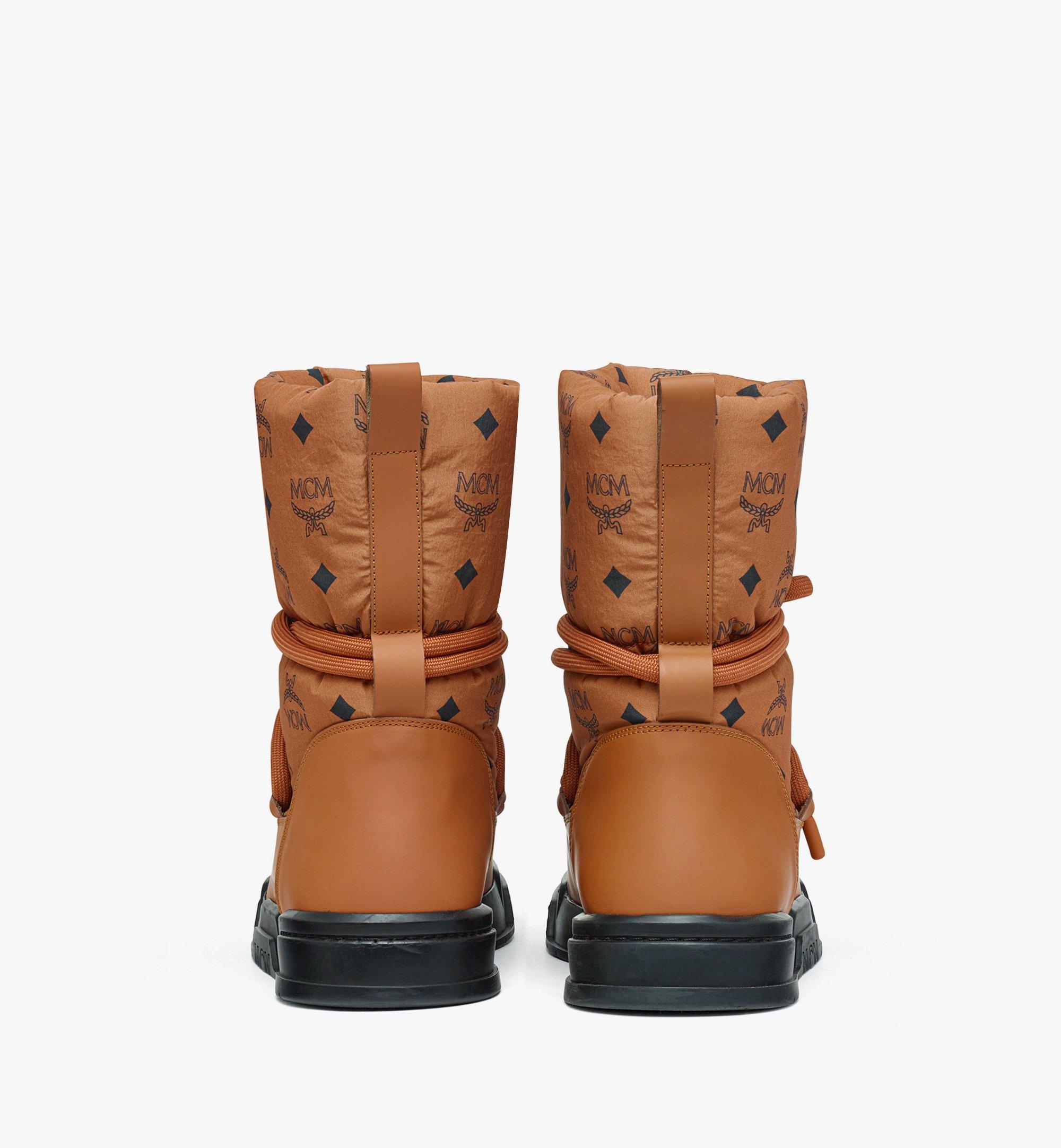 MCM Knöchelhohe Stiefel Skyward aus wattiertem Nylon mit Monogramm Cognac MESEASW01CO035 Noch mehr sehen 2