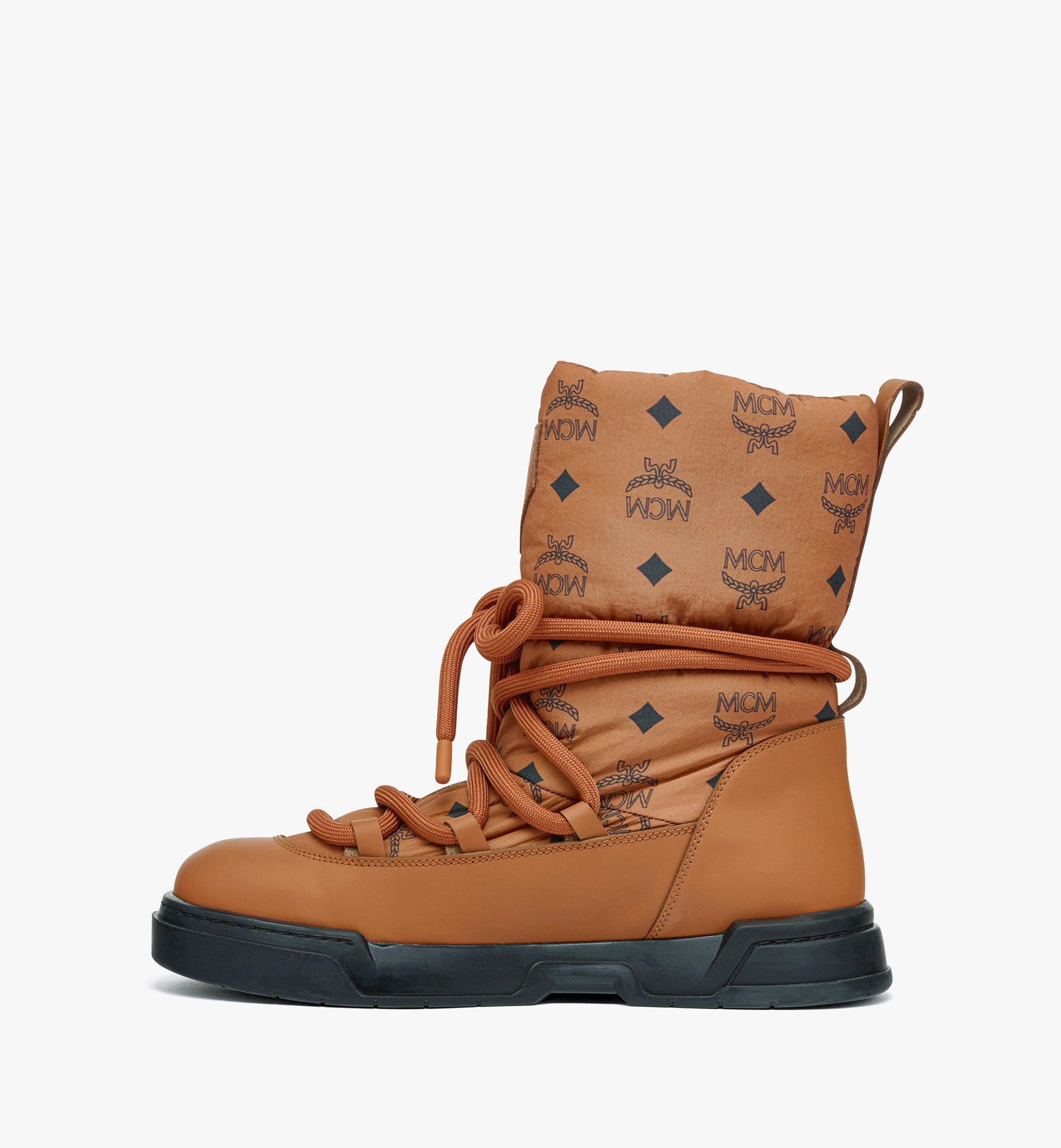 MCM Knöchelhohe Stiefel Skyward aus wattiertem Nylon mit Monogramm Cognac MESEASW01CO039 Noch mehr sehen 1