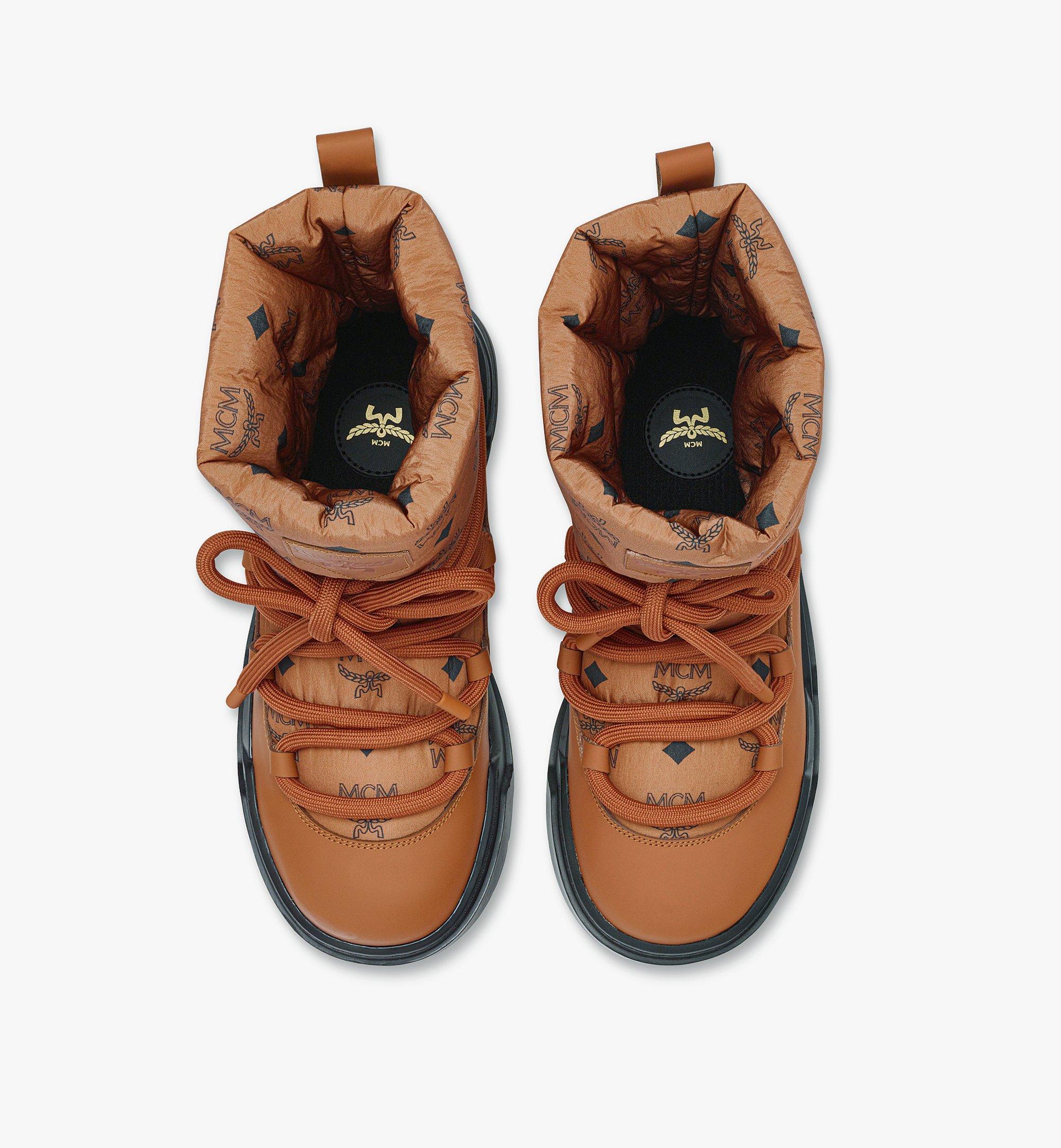 MCM Knöchelhohe Stiefel Skyward aus wattiertem Nylon mit Monogramm Cognac MESEASW01CO039 Noch mehr sehen 4