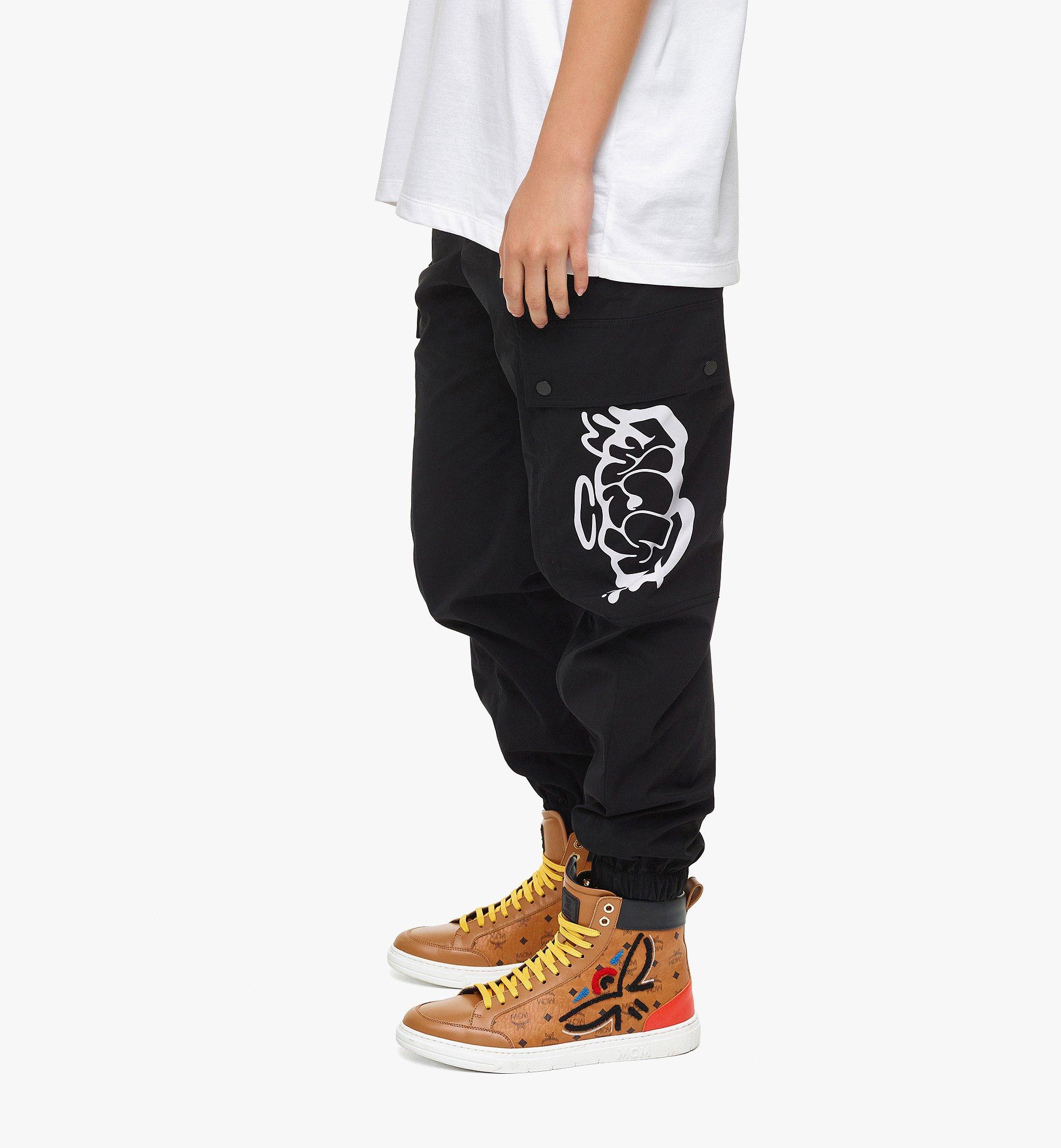 MCM 〈MCM x SAMBYPEN〉メンズ ロゴ カーゴパンツ Black MHPBASP01BK2XL ほかの角度から見る 3