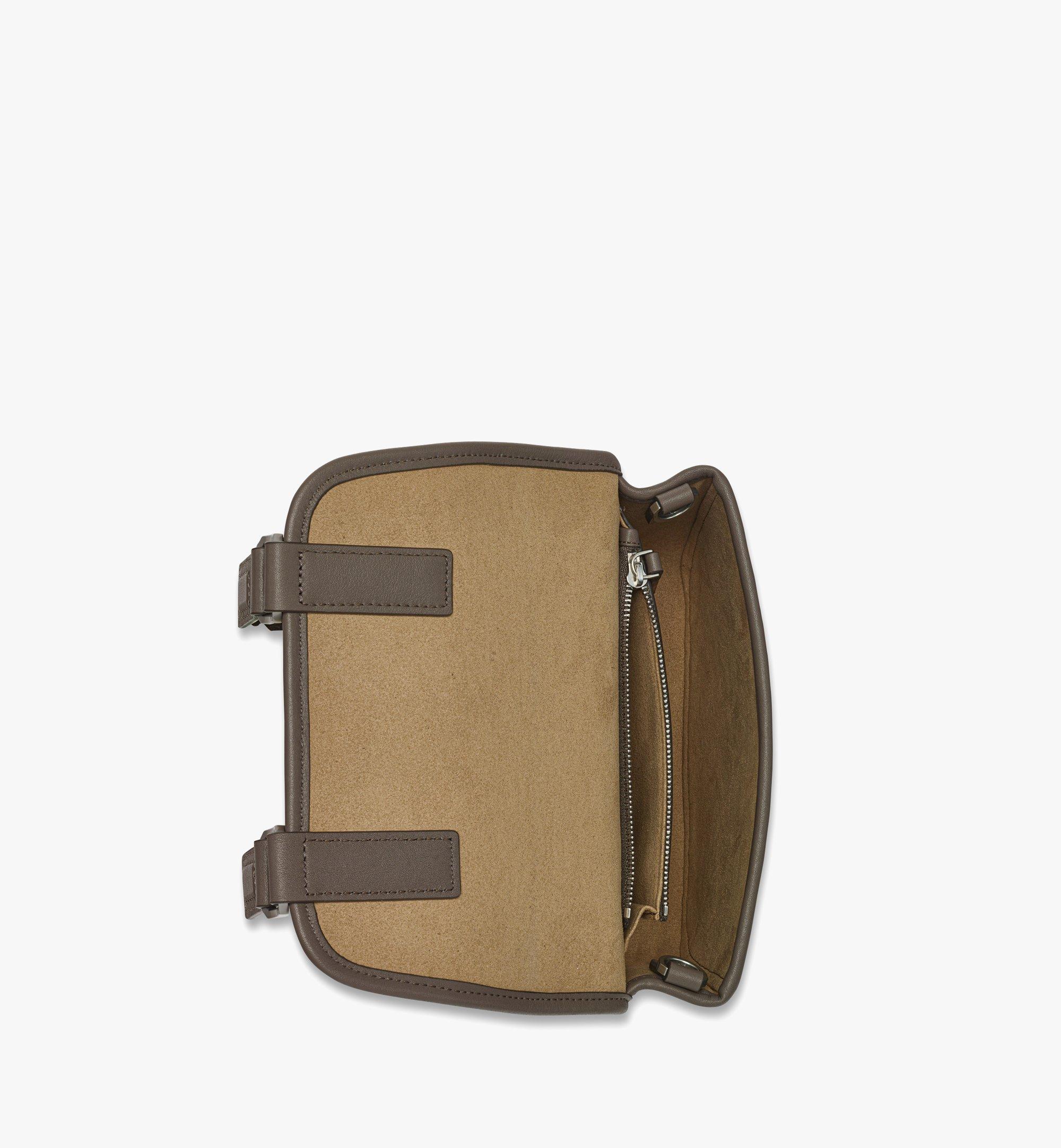 MCM Aren Messenger-Tasche aus Leder mit Maxi-Monogramm Grey MMMFSTA03FF001 Noch mehr sehen 2