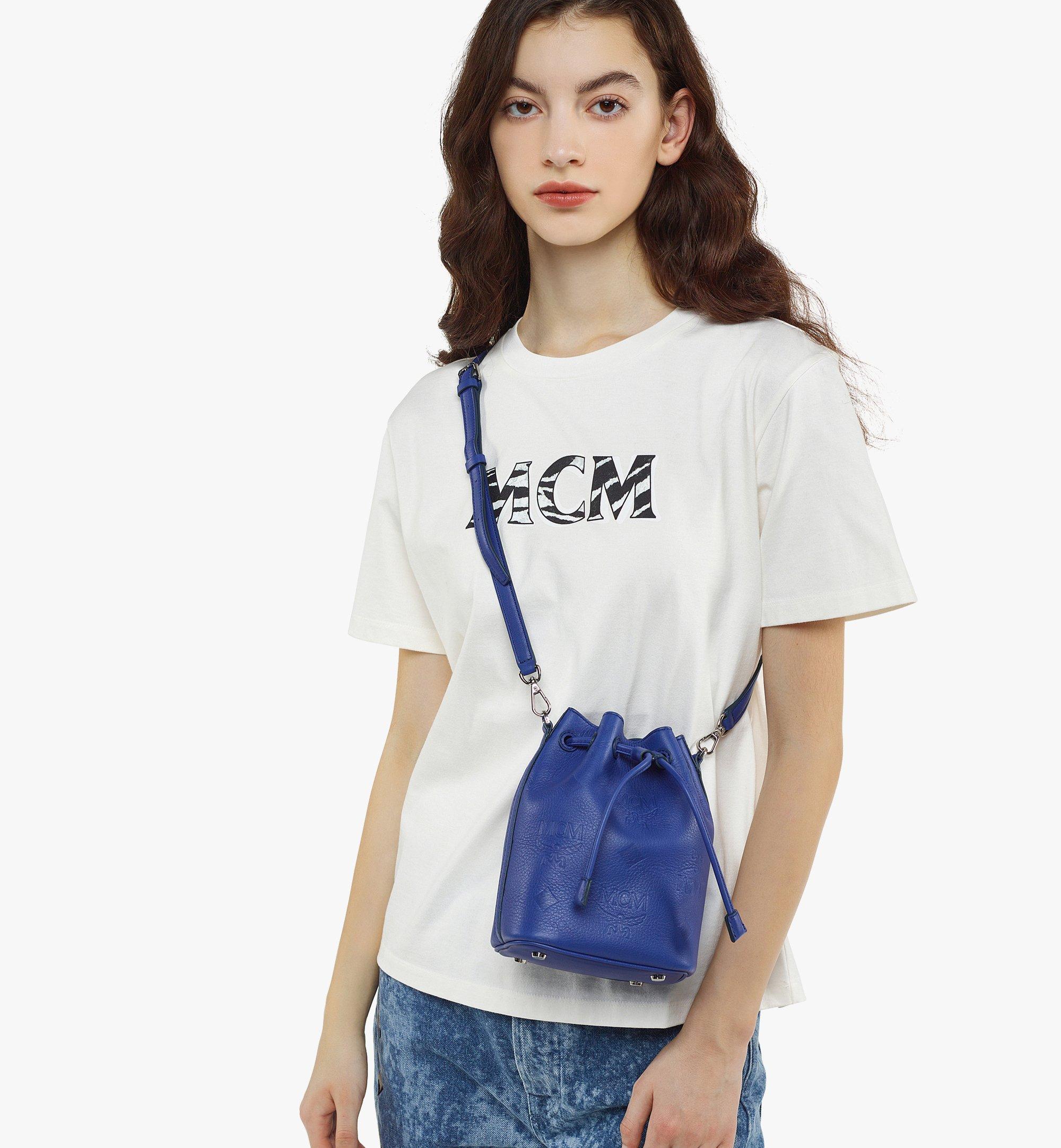 MCM Dessau Kordelzugtasche aus Leder mit geprägtem Monogramm Blue MWDDSDU03L6001 Noch mehr sehen 2