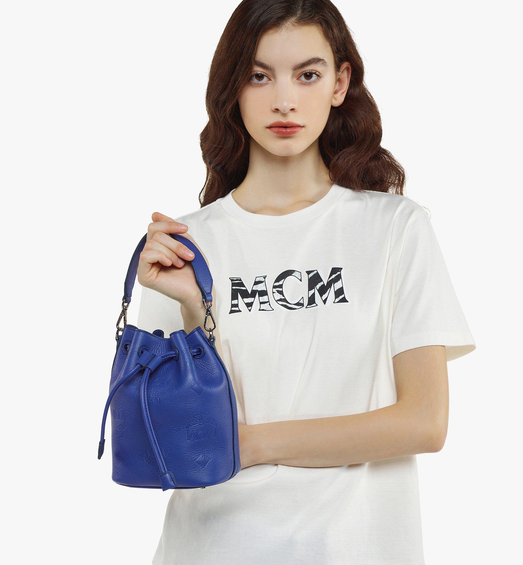 MCM Dessau Kordelzugtasche aus Leder mit geprägtem Monogramm Blue MWDDSDU03L6001 Noch mehr sehen 4