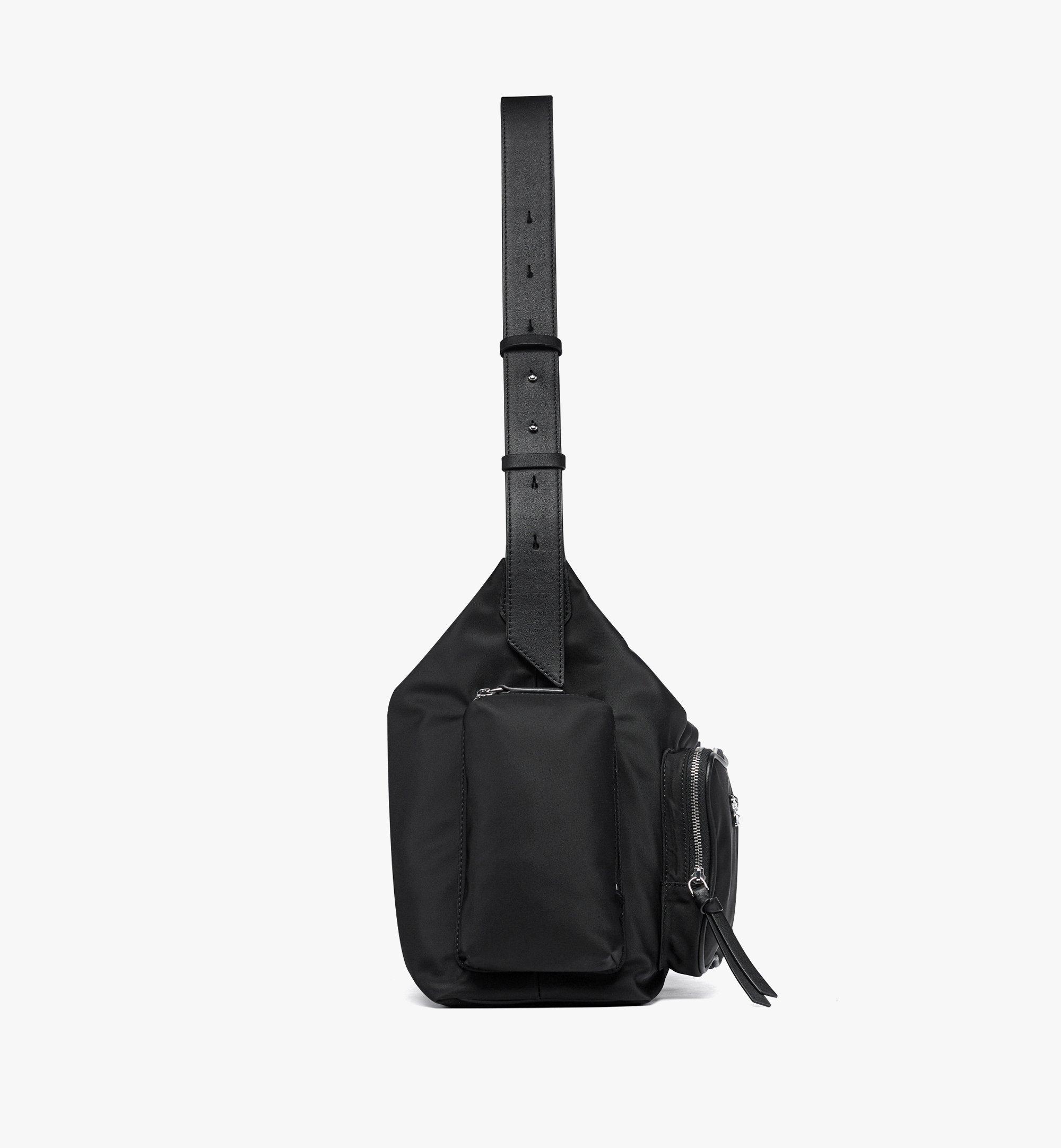 MCM Aren Hobo aus ECONYL® und Leder mit Monogramm-Print und Reissverschluss Black MWHFATA01BK001 Noch mehr sehen 1