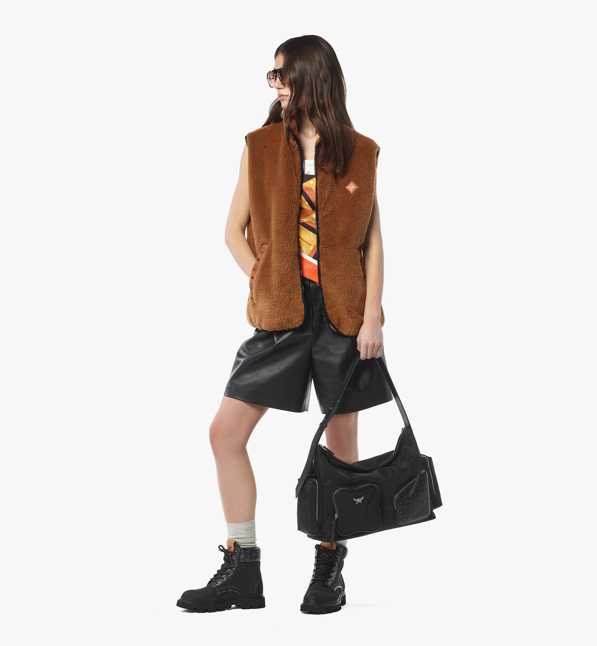 MCM Aren Hobo aus ECONYL® und Leder mit Monogramm-Print und Reissverschluss Black MWHFATA01BK001 Noch mehr sehen 4