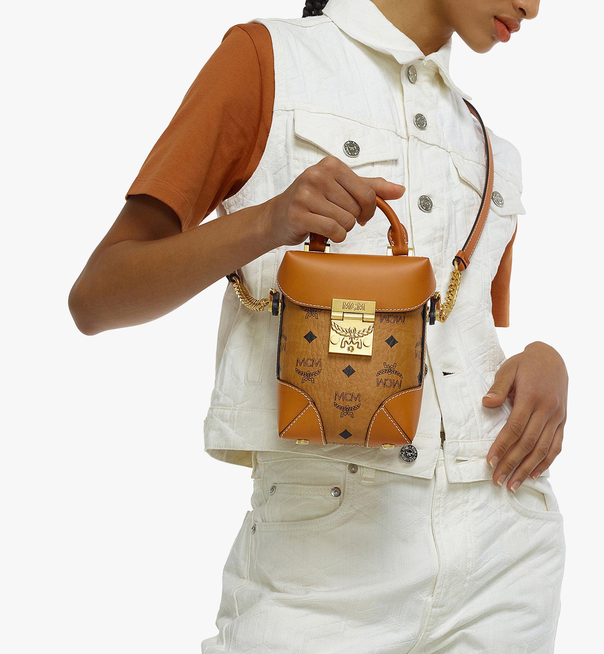 MCM N/S Klassik Crossbody in Visetos Cognac MWRAABF05CO001 ほかの角度から見る 2