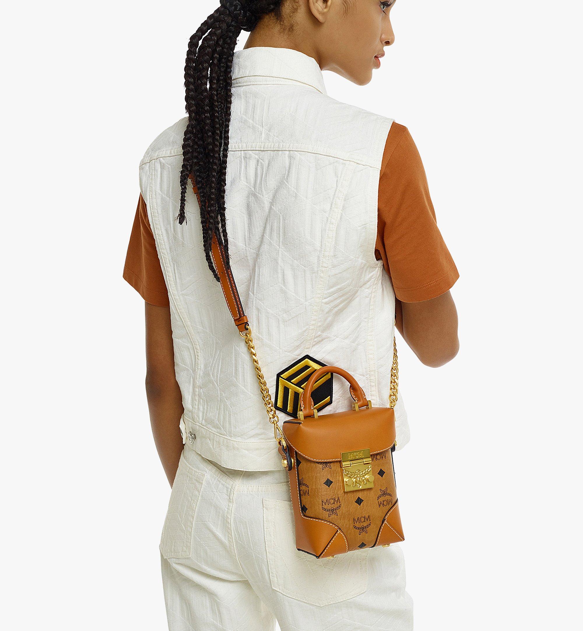 MCM N/S Klassik Crossbody in Visetos Cognac MWRAABF05CO001 ほかの角度から見る 4