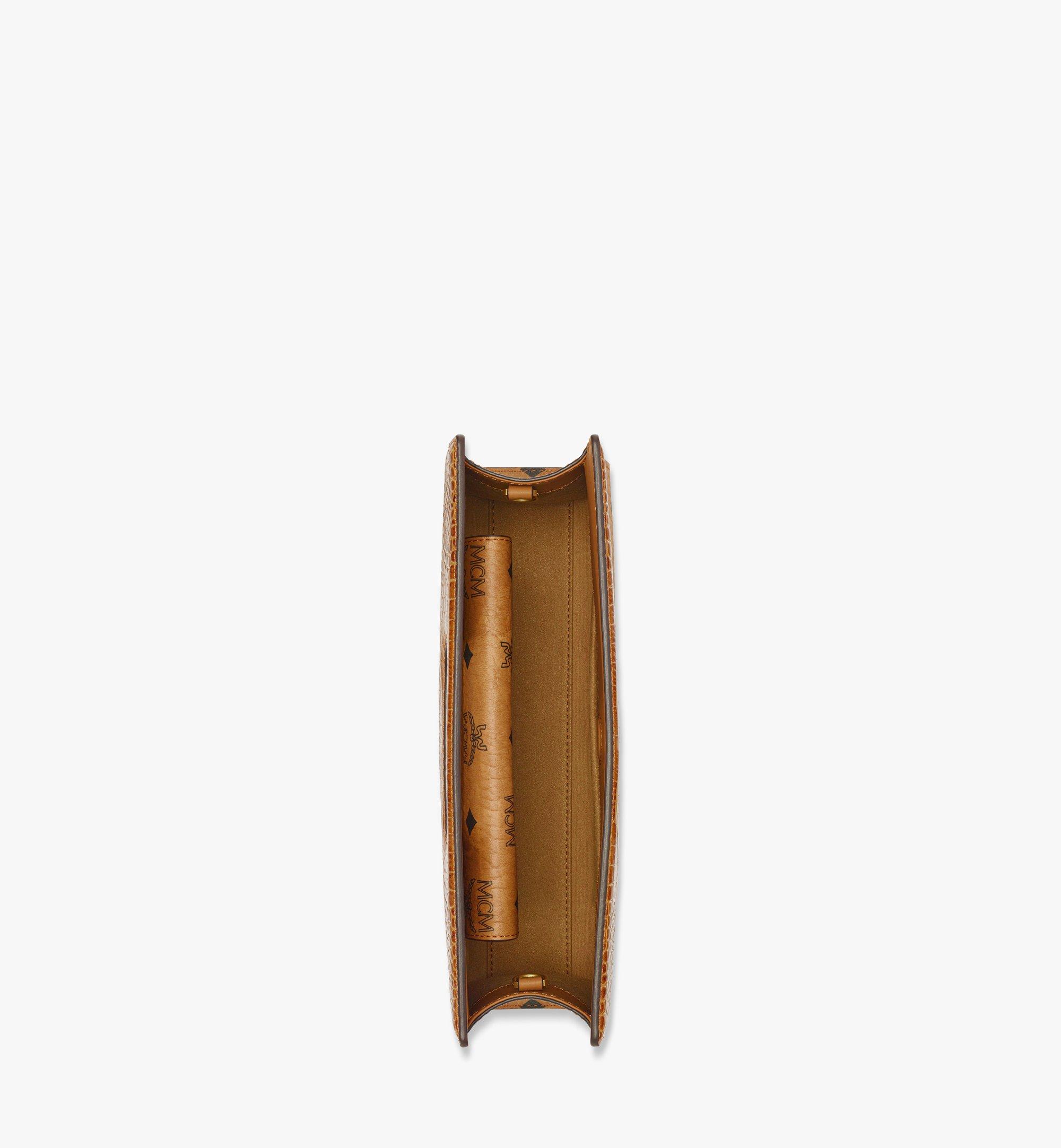 MCM กระเป๋าโท้ทข้าวหลามตัดทำจากหนังประทับลายจระเข้และลาย Visetos Cognac MWREAAK01CO001 มุมมองอื่น 2