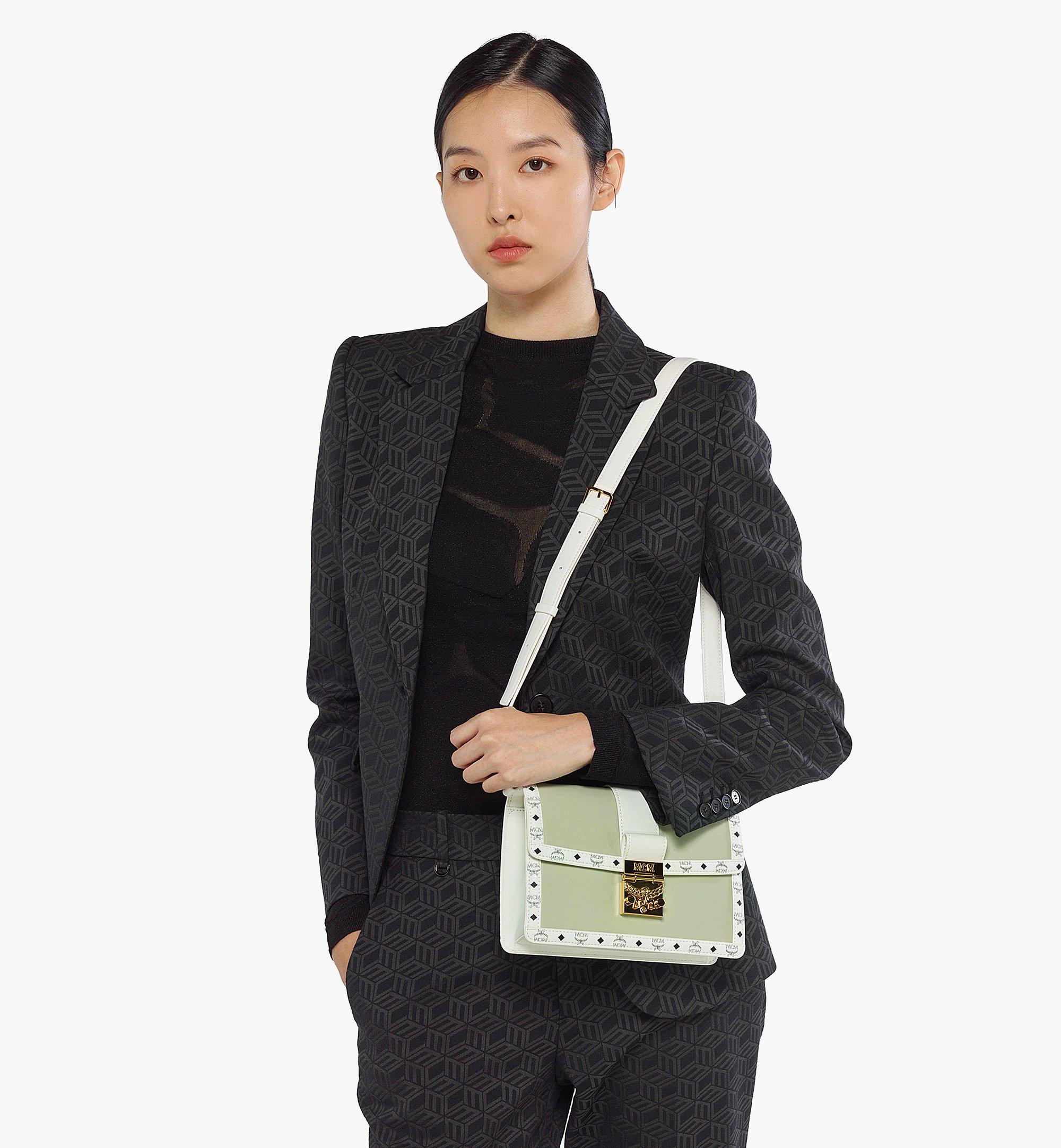 MCM 〈トレイシー〉ショルダーバッグ - レザー ヴィセトス ミックス Green MWSDSXT02J3001 ほかの角度から見る 2