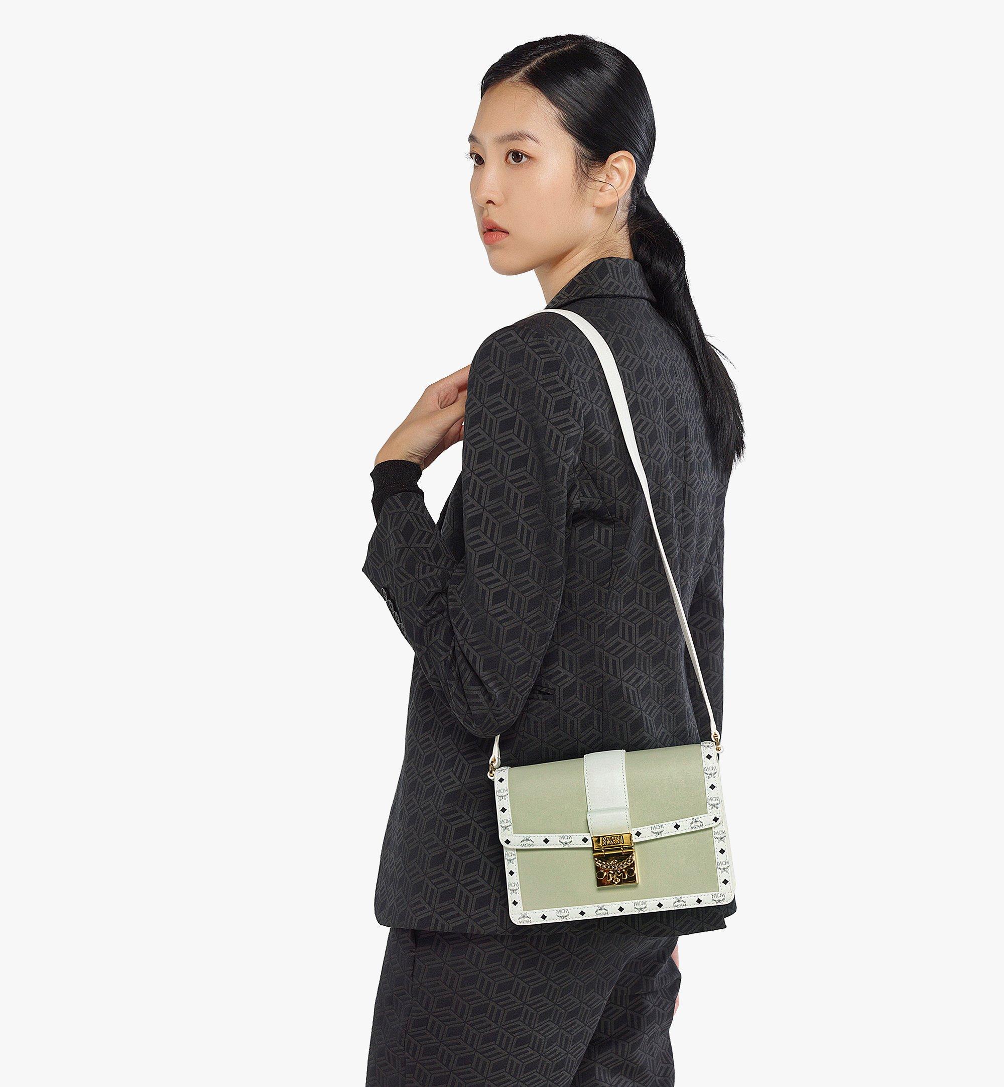 MCM 〈トレイシー〉ショルダーバッグ - レザー ヴィセトス ミックス Green MWSDSXT02J3001 ほかの角度から見る 4