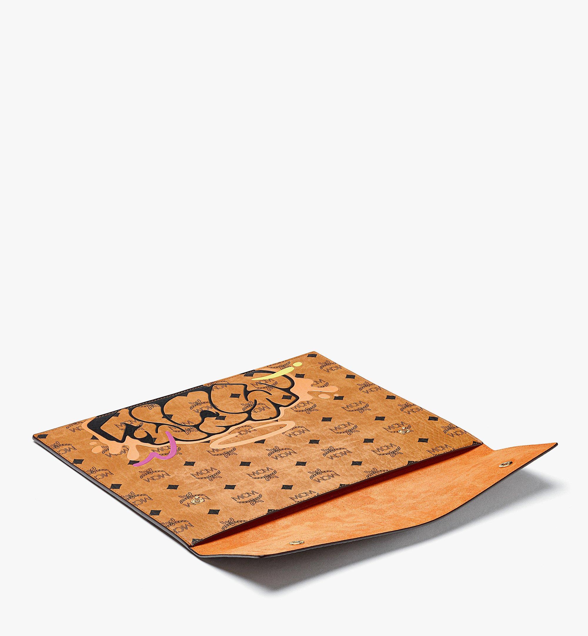 MCM กระเป๋าใส่แท็บเล็ตขนาด MCM x SAMBYPEN ลาย Visetos Cognac MXEBASP01CO001 มุมมองอื่น 1