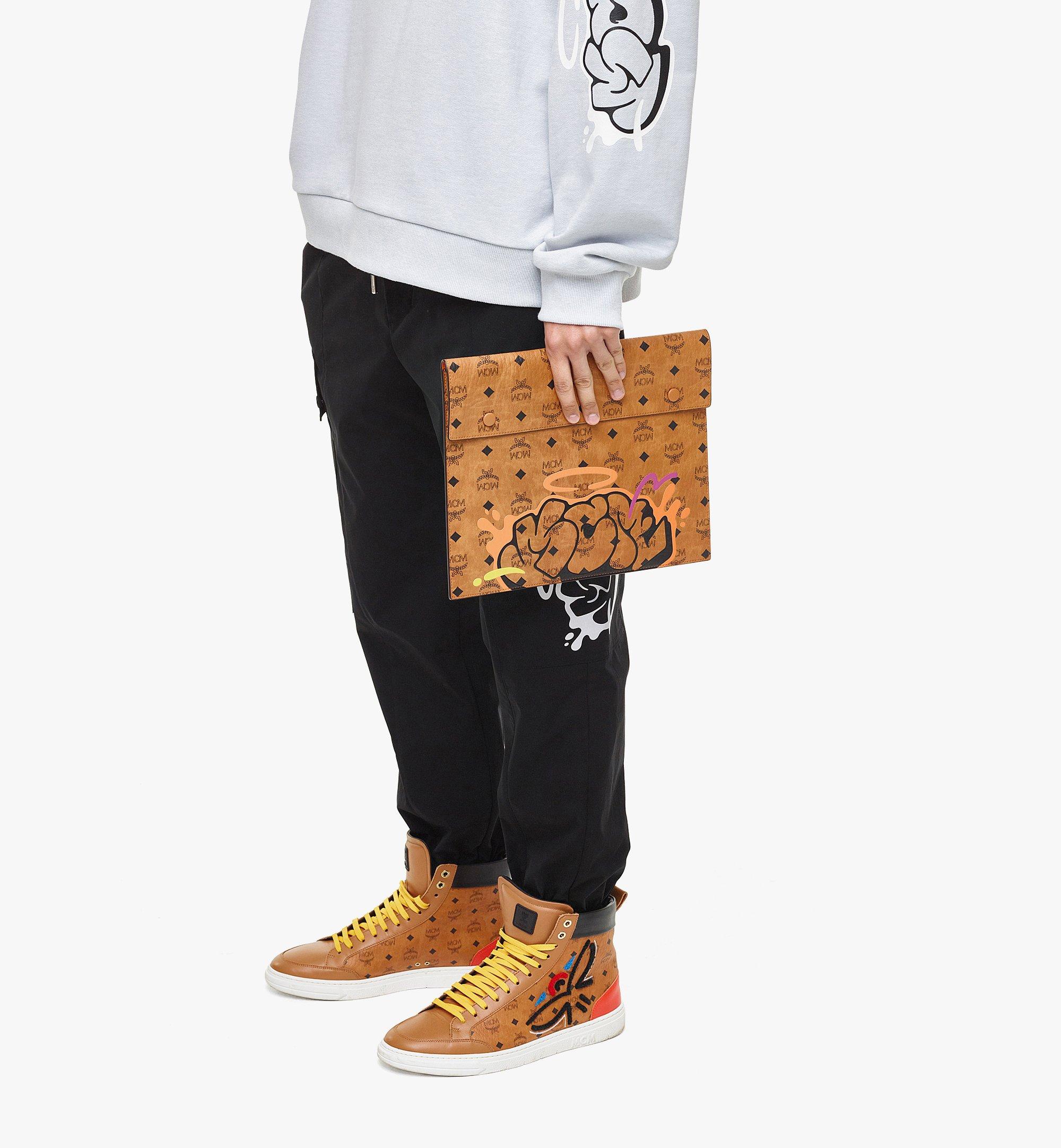 MCM กระเป๋าใส่แท็บเล็ตขนาด MCM x SAMBYPEN ลาย Visetos Cognac MXEBASP01CO001 มุมมองอื่น 4