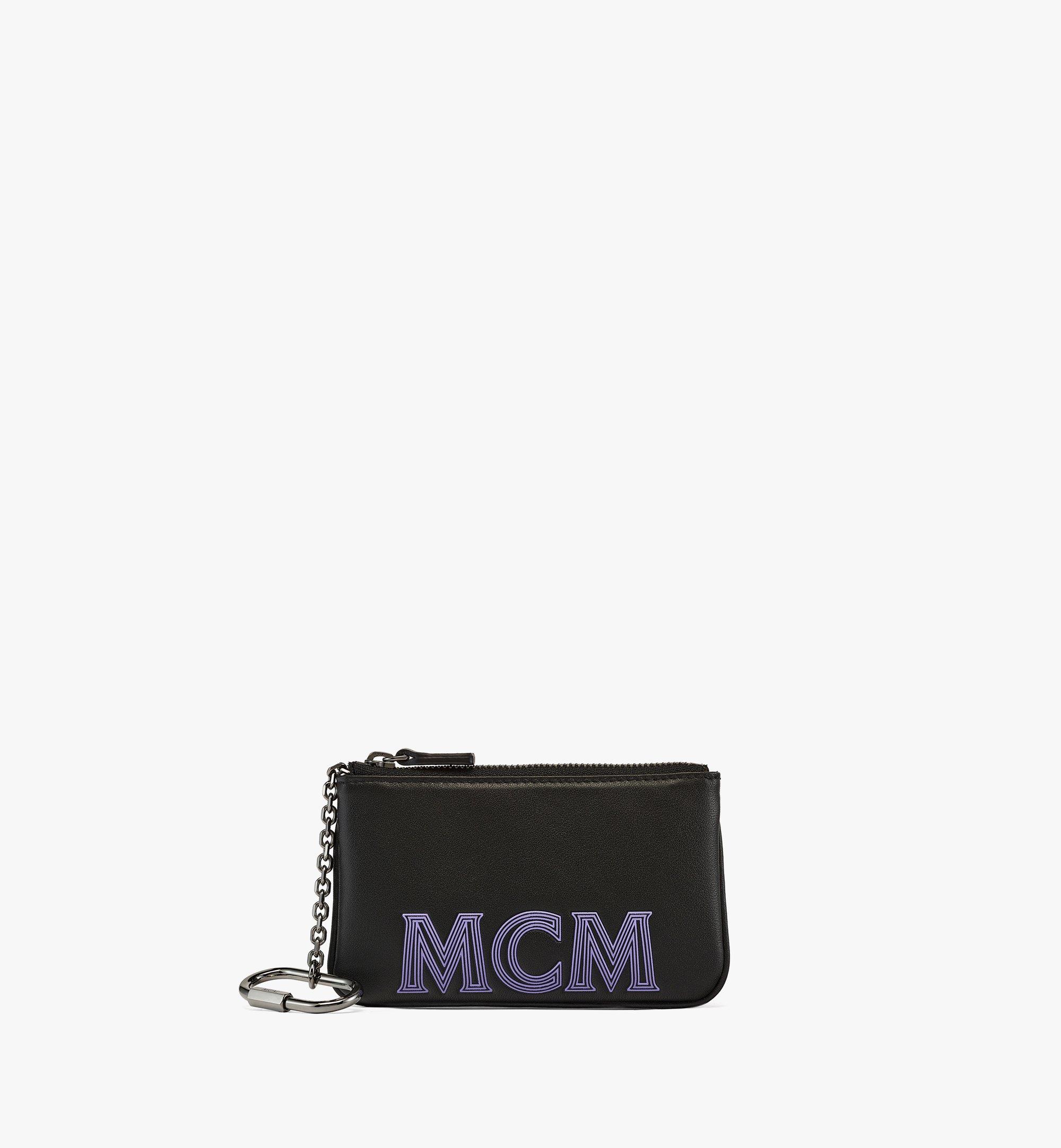 MCM Pouch aus Leder mit Karabineranhänger und geprägtem MCM-Logo Black MXKCSSX02BK001 Noch mehr sehen 1