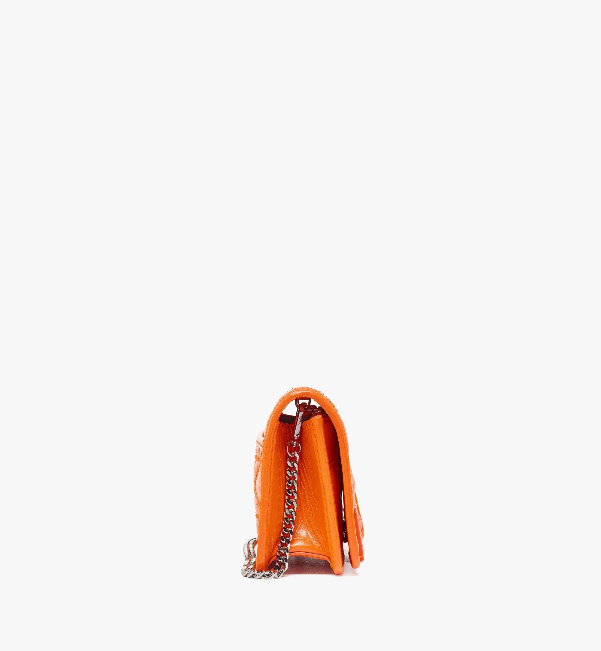 MCM Travia キルティング チェーン ウォレット - クラッシュレザー Orange MYLDALM01O0001 ほかの角度から見る 1
