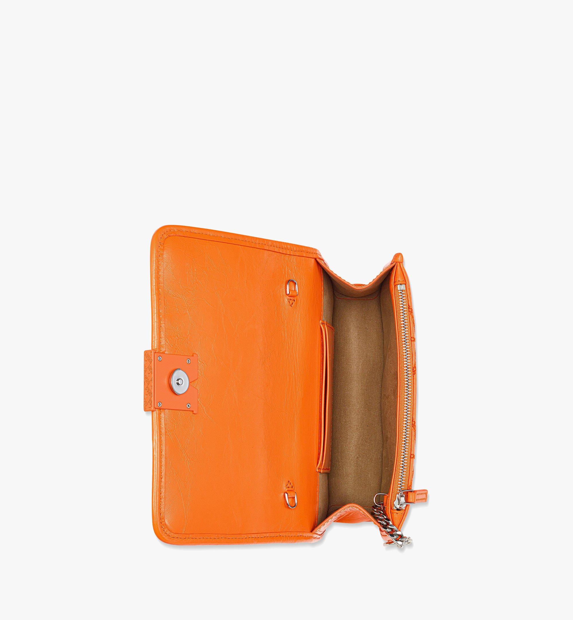 MCM Travia キルティング チェーン ウォレット - クラッシュレザー Orange MYLDALM01O0001 ほかの角度から見る 2