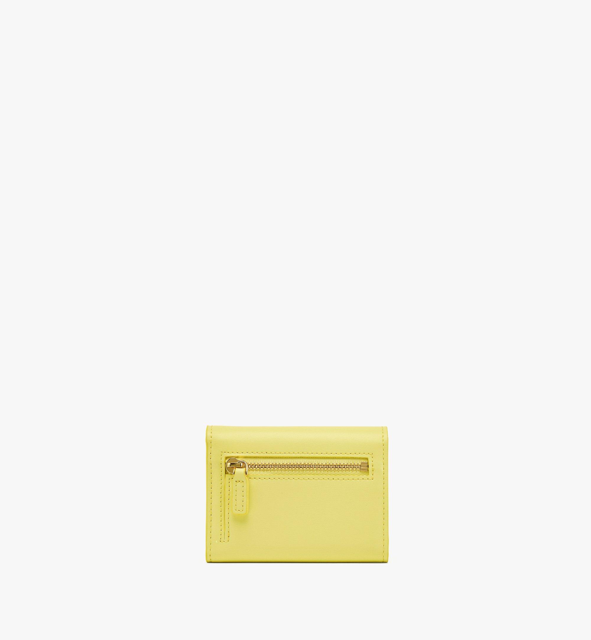 MCM Dreifach gefaltete Patricia Brieftasche aus spanischem Leder Yellow MYSBAPA01Y4001 Noch mehr sehen 2