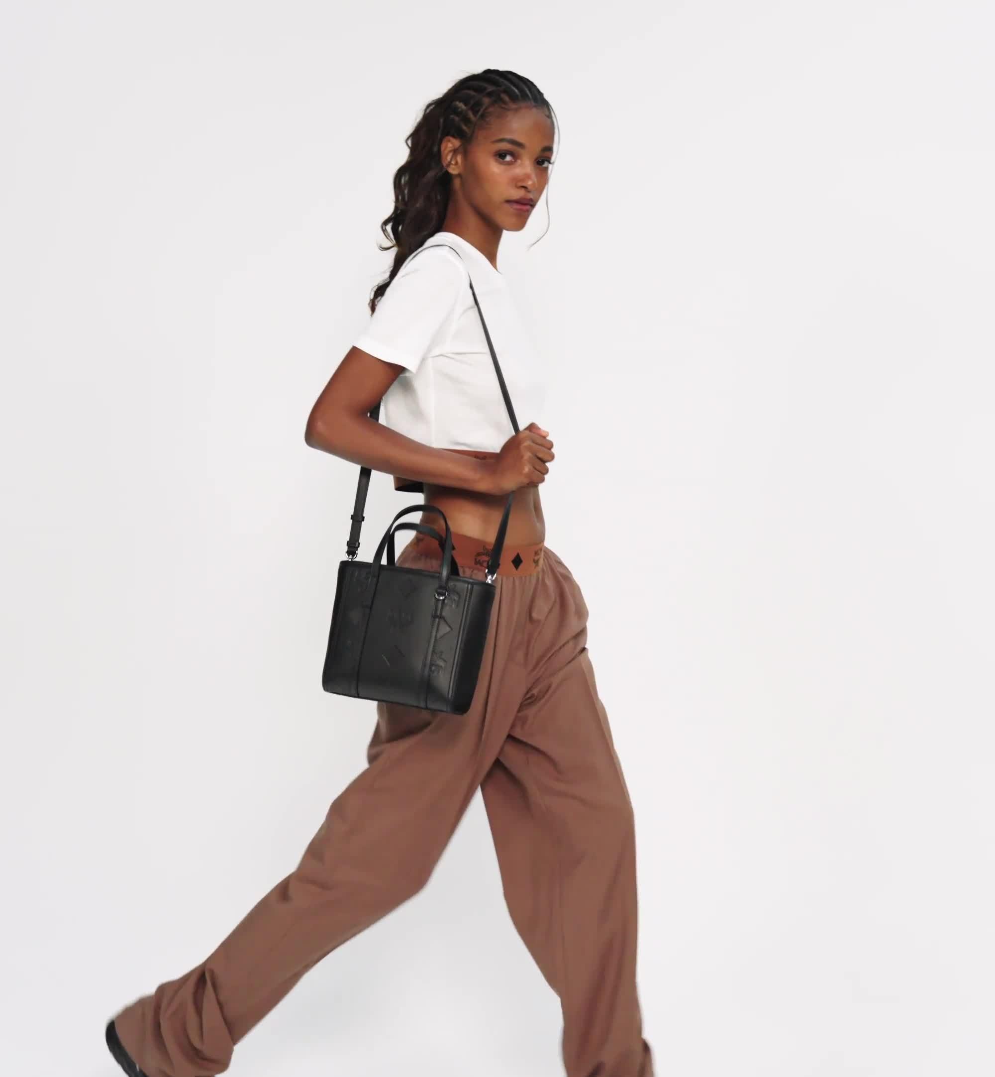 yuriMCMブラウンロゴプリントハンドバッグToni ショッパーバッグ2 Mini Toni Top-Zip Shopper in Maxi Monogram Leather Black | MCM ®US